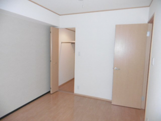 落ち着いた色調の洋室です