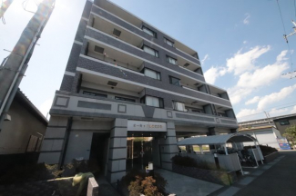 落ち着いた雰囲気の外観です