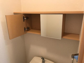 トイレ上部にも棚があります