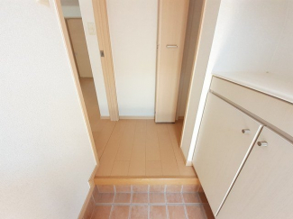 収納もある玄関です