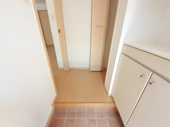 収納もある玄関です