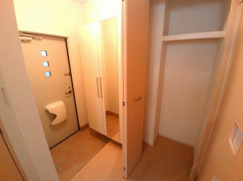 収納もある玄関です