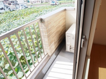 お洗濯にも便利なバルコニー付き
