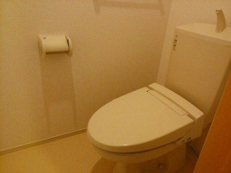 落ち着いた色調のトイレです