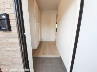 収納もある玄関です