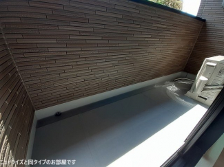 暖かな日差しのふりそそぐバルコニー