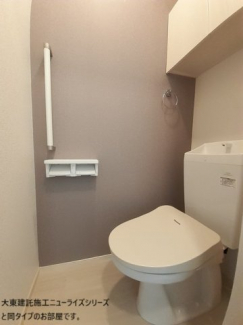 落ち着いた色調のトイレです