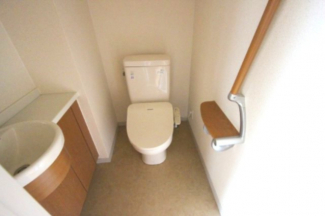 落ち着いた色調のトイレです