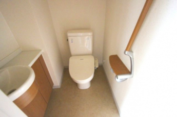 落ち着いた色調のトイレです