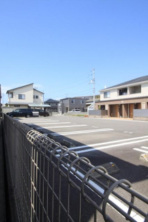 北側隣接地はアパートの駐車場で広い空間があります。
