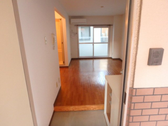 たっぷりの陽射しが射し込むお部屋です