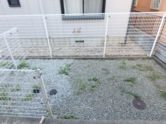 戸建て感覚の広々テラス付きです
