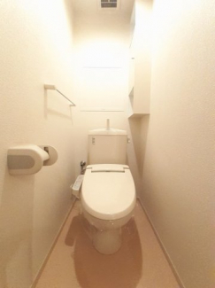 落ち着いた色調のトイレです