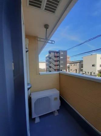 暖かな日差しのふりそそぐバルコニー