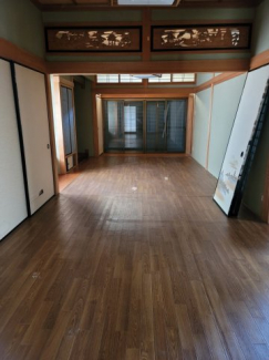 ６帖２間続きだった和室ですが、畳の上にクッションフロアを貼り付けて洋室になっています。