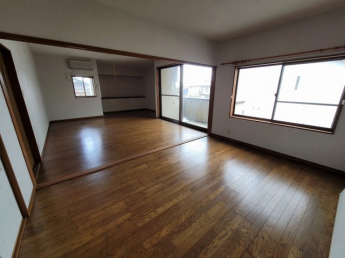 ２階の洋室は２間続きで引戸が取ってあるので広々としています！