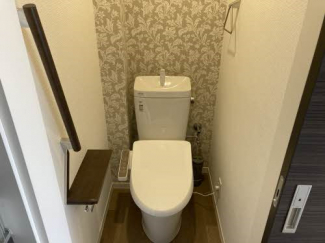 手すりも付いたトイレ。もちろんシャワートイレです