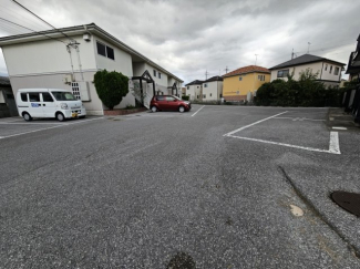 広くて停めやすい平面式駐車場です