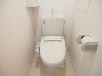 落ち着いた色調のトイレです