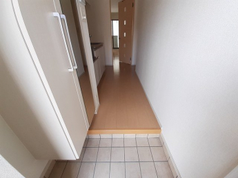 収納もある玄関です