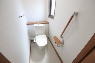 落ち着いた色調のトイレです