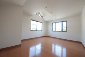 落ち着いて過ごせるお部屋なので、寝室にいかがでしょうか