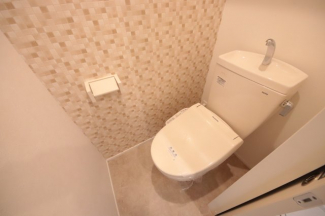 落ち着いた色調のトイレです