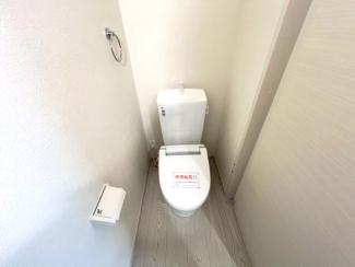 温水洗浄便座付トイレは温水洗浄機能により、暖かい水でおしりを洗浄することができ、冷たい水を使う従来の便座に比べ、温水洗浄機能で暖かいトイレを提供し、快適な使用を可能にします。