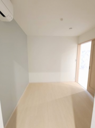 キッチン横から入る洋室は完全に独立したお部屋になっています。