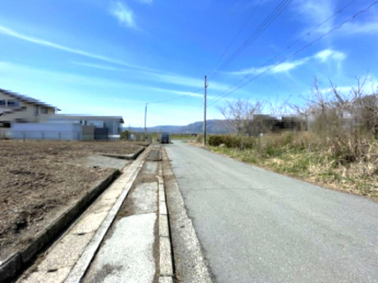 【前面道路含む現地写真】