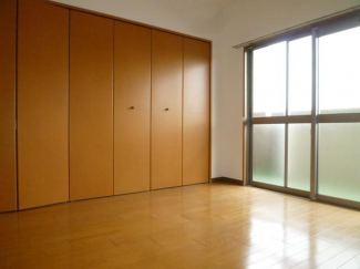 コンパクトで使いやすい洋室です