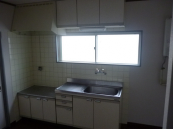 窓付きのキッチン