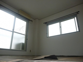 広くて明るい寝室