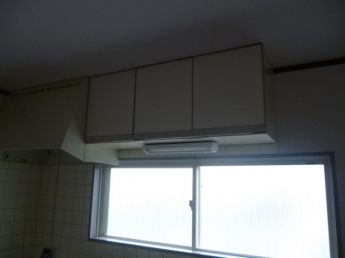 キッチン上部にも収納あります