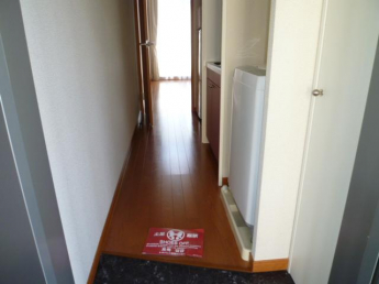 収納もある玄関です