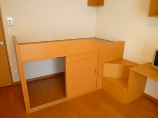 コンパクトで使いやすい洋室です