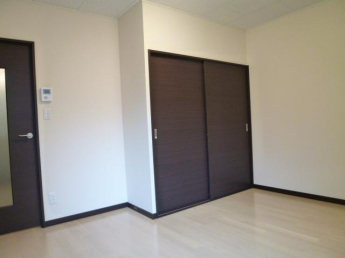 落ち着いた色調の洋室です