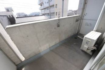 外からの目が気にならないバルコニーで洗濯物が干せます