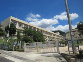 神戸市立鶴甲小学校まで818m