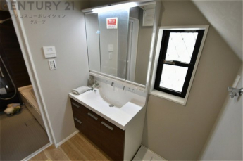 温水洗浄便座付トイレは温水洗浄機能により、暖かい水でおしりを洗浄することができ、冷たい水を使う従来の便座に比べ、温水洗浄機能で暖かいトイレを提供し、快適な使用を可能にします。
