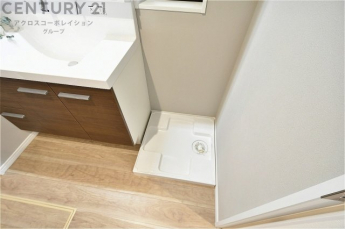 洗濯物の仕分け作業がしやすく、整理整頓が容易になります。洗濯音や湿気を他の部屋に持ち込まず、生活環境を快適に保ちます。上部を活用すれば収納スペースを確保でき洗剤や洗濯用品の整理もしやすくなります。
