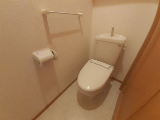 落ち着いた色調のトイレです