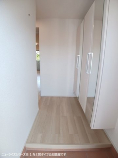 収納もある玄関です