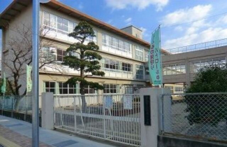 城陽小学校まで800m