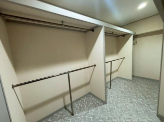 両壁面収納可能な広々としたウォークインクローゼットです。