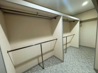 両壁面収納可能な広々としたウォークインクローゼットです。