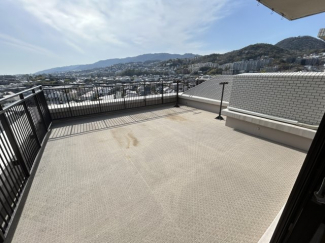 暖かな日差しのふりそそぐバルコニー