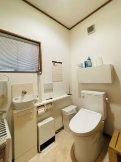 落ち着いた色調のトイレです