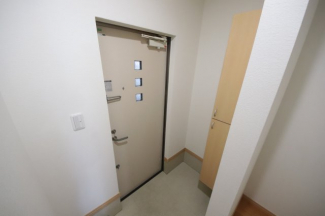 収納もある玄関です