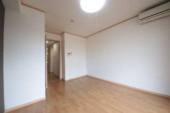 落ち着いて過ごせるお部屋なので、寝室にいかがでしょうか